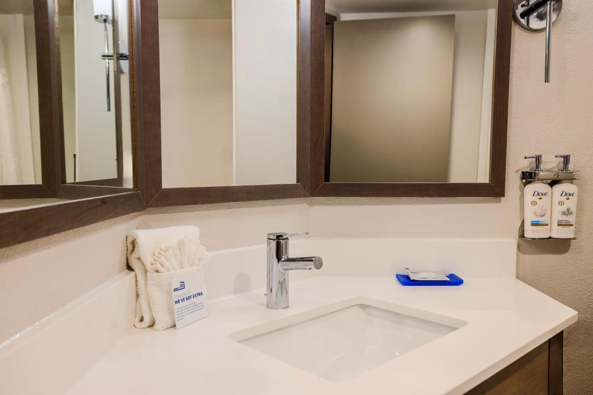 Holiday Inn Express Burlington By Ihg Exteriér fotografie
